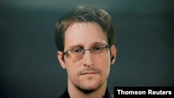 En la foto de archivo, Edward Snowden habla a través de un enlace de video durante una conferencia de prensa en Nueva York.