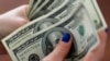 Trump apuesta a recortes de Fed para ayudar al dólar, pero puede no ser tan fácil