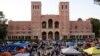 ARCHIVO: Manifestantes pro-Palestina en un campamento en la Universidad de California en Los Ángeles el 1 de mayo de 2024.