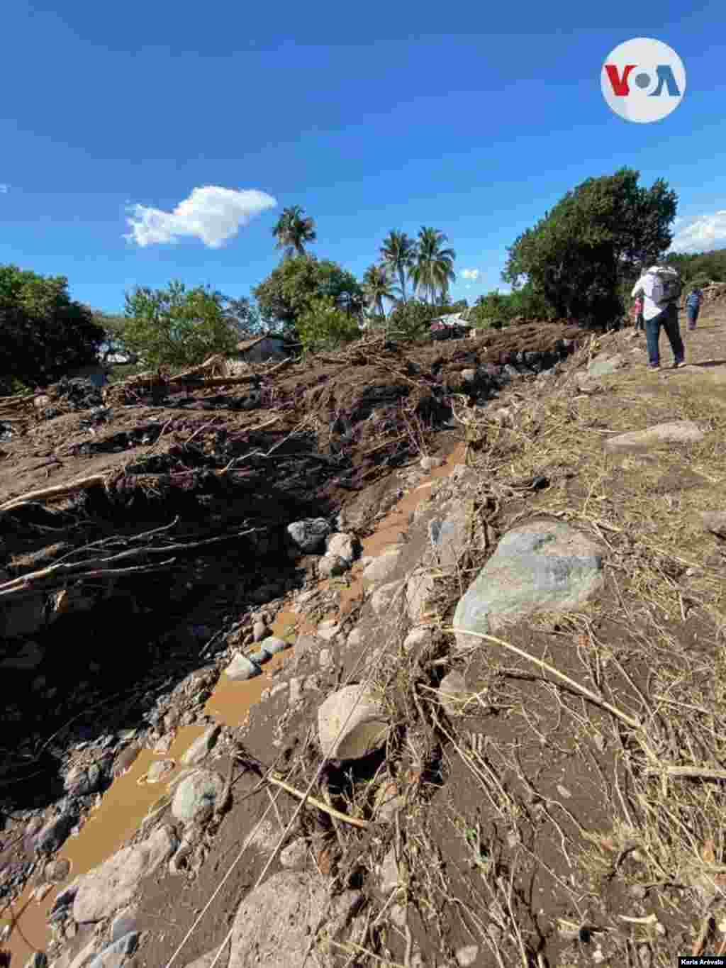 El ministro de Gobernación, Mario Durán, confirmó que nueve personas fueron encontradas muertas en un trayecto de 4 km que tuvo de recorrido el deslave. Foto Karla Arévalo/VOA.