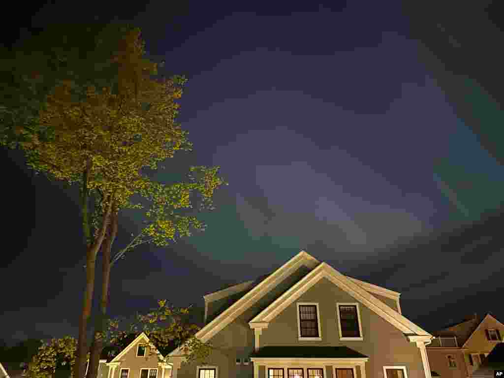 Para la mayoría de regiones en el mundo, no es común observar los espectaculares colores de las auroras boreales.&nbsp;En Portsmouth, en el estado de Nueva Hampshire, Estados Unidos, la noche del viernes los residentes pudieron observar las luces desde sus casas.