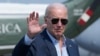 El presidente de EEUU, Joe Biden, saluda antes de abordar el avión presidencial hacia California para eventos de recaudación de fondos el 19 de junio de 2023.