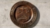 ARCHIVO - Una rúbrica de bronce del Departamento del Tesoro se muestra en el edificio del Tesoro de Estados Unidos en Washington, Estados Unidos, el 20 de enero de 2023.