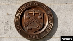 ARCHIVO - Una rúbrica de bronce del Departamento del Tesoro se muestra en el edificio del Tesoro de Estados Unidos en Washington, Estados Unidos, el 20 de enero de 2023.