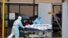 Ma'aikatan lafiya dauke da gawar wani da cutar coronavirus ta halaka a birnin New York da ke Amurka. REUT.