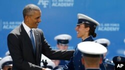 De los 812 cadetes que se graduaron de la Academia de la Fuerza Aérea, una cuarta parte son mujeres y 17 son de origen extranjero.
