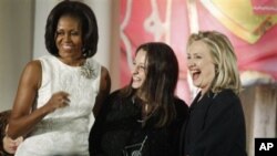 ABŞ Dövlət katibi Hillari Klinton və ABŞ-ın birinci xanımı Mişel Obama Türkiyə parlamentinin üzvü, qadınlar və əlillərin hüquqlarının müdafiəçisi Şafak Paveyə Qadın Şücaətinə görə mükafatını təqdim edir 