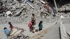 Los niños caminan después de recibir comida, en medio del conflicto en curso entre Israel y el grupo islamista palestino Hamás, en Jabalia, en el norte de la Franja de Gaza, el 22 de abril de 2024. 