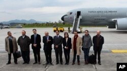 La delegación colombiana antes de abordar el avión que los trasladaría a Oslo, Noruega para iniciar los diálogos de paz con las FARC.