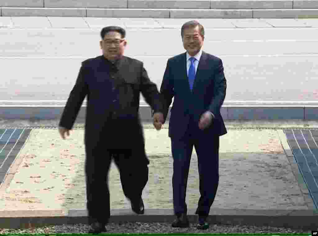 Kim Jong Un, junto a Moon Jae-in regresando del lado norte.