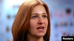 Відома правозахисниця Анна Нейстат у фонді Джорджа та Амаль Клуні «За справедливість» очолює напрямок, який займається злочинами РФ в Україні. Вона неодноразово приїздила в Україну у польові місії для документації доказів російських злочинів та інтерв’ю зі свідками.