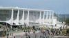 Partidarios del expresidente de Brasil Jair Bolsonaro protestan ante el Palacio de Planalto, el 8 de enero de 2023, en Brasilia. 