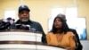 Rodney Wells, padrastro de Tyre Nichols, quien murió después de ser golpeado tras un alto de tráfico, habla a la prensa junto con el abogado de derechos civiles Ben Crump, consolando a la madre de Tyre, RowVaughn Wells, en Memphis, Tennessee, el 27 de enero de 2023.