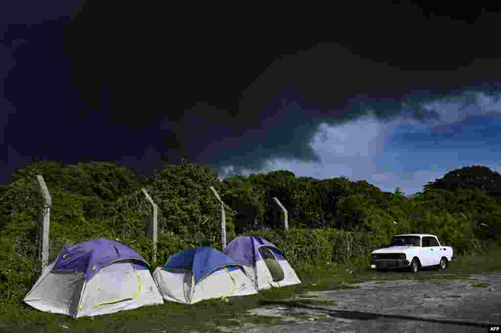 Tiendas de campaña de los bomberos en Matanzas, Cuba. Con la ayuda de México y Venezuela, especialistas y bomberos cubanos buscaron el domingo apagar el fuego de grandes proporciones que se desató en una base de almacenamiento de combustible en la occidental provincia de Matanzas el viernes.&nbsp;