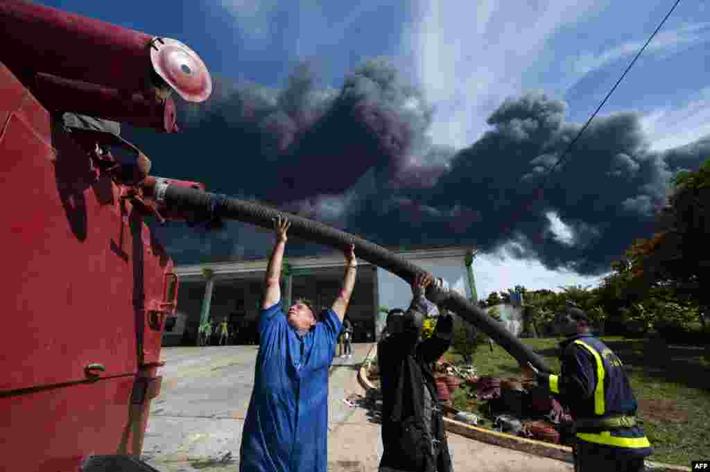 El incendio comenzó el viernes por la noche cuando un rayo golpeó un tanque de almacenamiento durante una tormenta eléctrica.&nbsp;