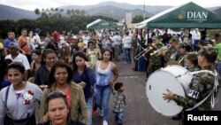 Venezolanos cruzan la frontera sobre el puente internacional Simon Bolivar en Cúcuta, Colombia.