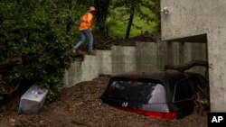 Un geólogo examina un deslizamiento de tierra el martes 6 de febrero de 2024 en el área de Beverly Crest de Los Ángeles.