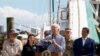 El presidente Joe Biden habla sobre la destrucción causada por el huracán Ian durante su visita a Fisherman's Wharf acompañado por la primera dama, Jill Biden, y el gobernador de Florida, Ron DeSantis (der), en Fort Myers Beach, Florida , EEUU, el 5 de octubre de 2022.