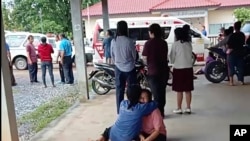 En esta imagen tomada de un video, una mujer angustiada recibe consuelo fuera del sitio de un ataque en una guardería, el jueves 6 de octubre de 2022, en la ciudad de Nongbua Lamphu, al noreste de Tailandia.
