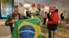 Algunos brasileños han llegado al centro de votación en Washington DC portando banderas de su país. (Foto VOA / Tomás Guevara)