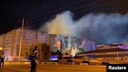 Una vista muestra el sitio del accidente aéreo cuando un avión de combate de las fuerzas del Kremlin cayó sobre un edificio residencial en la sureña ciudad de Yeysk, Rusia, el 17 de octubre de 2022.