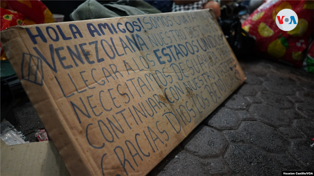 Un rótulo de un grupo de migrantes venezolanos en Costa Rica. Foto Houston Castillo, VOA