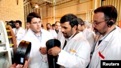 El presidente de Irán, Mahmoud Ahmadinejad, en una visita a la central de enriquecimiento nuclear de Natanz en 2008.