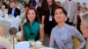 မလေးရှားမင်းသမီး Michelle Yeoh (ဝဲ) နှင့် ဒေါ်အောင်ဆန်းစုကြည်တို့အား စုဖောင်ဒေးရှင်းတည်ထောင်ခြင်းနဲ့ အပြည်ပြည်ဆိုင်ရာ မီဒီယာ အကြိုဖွင့်ပွဲမှာ အတူတွေ့ရစဉ်။ (မတ်လ ၉၊ ၂၀၁၄)