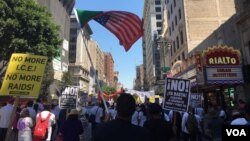 Inmigrantes en la ciudad de Los Angeles, California, también se manifestaron. Foto: Arturo Martínez / VOA.