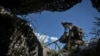 Un militar de la 3ª Brigada de Asalto Separada de Ucrania lleva a cabo una misión de reconocimiento en medio del ataque de Rusia, cerca de Bájmut, Ucrania, el 7 de septiembre de 2023.