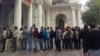 The snaking lines for cash in India are prompting some people to opt for online transactions. (A. Pasricha/VOA)