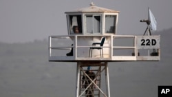 Un pacificador de la ONU es visto en la torre de observación en Quneitra Crossing entre Siria y las Alturas de Golán, zona controlada por Israel. Foto de archivo. 9 de marzo, de 2013.