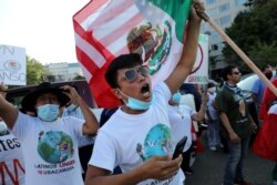 Simpatizantes saludan al presidente de México, Andrés Manuel López Obrador, en la capital de EE.UU.