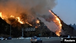 El incendio Getty a lo largo de la autopista 405 al norte de Los Ángeles, California.