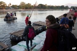 En la nueva caravana de migrantes hondureños avanzan mujeres y niños.