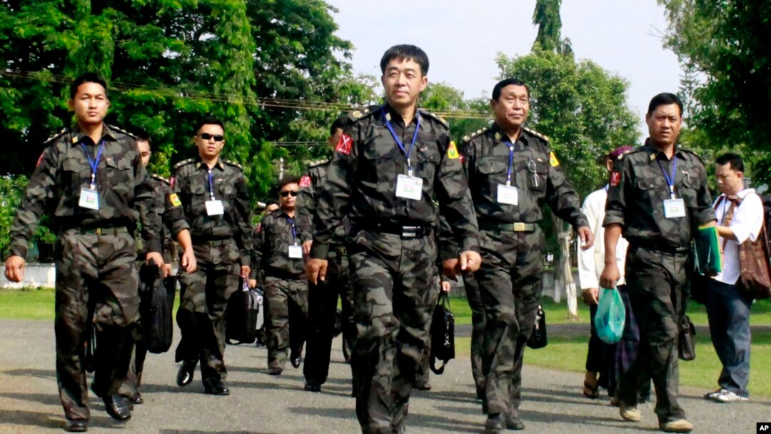 ကချင်လွတ်မြောက်ရေးအဖွဲ့ ကေအိုင်အို ကိုယ်စားလှယ်များ။ (မေလ ၂၈ ရက်၊ ၂၀၁၃)