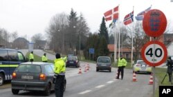 La policía danesa patrulla el cruce fronterizo con Alemania en Padborg, Dinamarca, el lunes, 4 de enero de 2016.