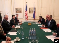 El secretario de Estado Rex Tillerson (izquierda) habla con su contraparte ruso Sergey Lavrov en la reunión de ministros de la OSCE en Vienna, Austria. Dic. 7, 2017