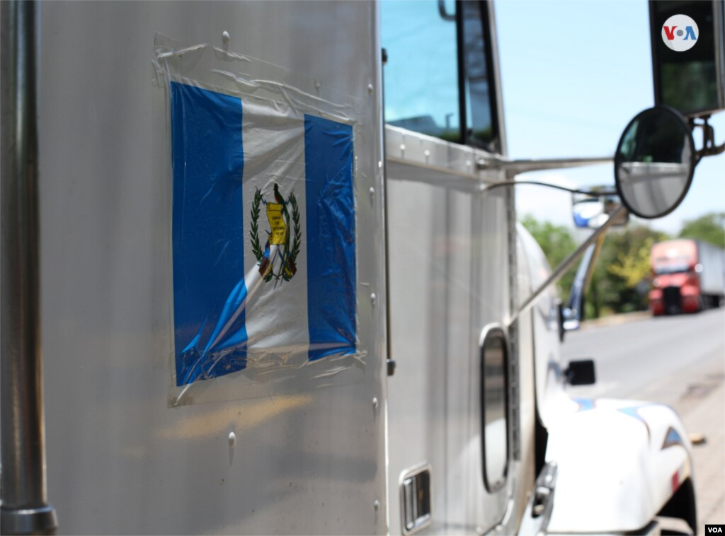 Una bandera de Guatemala en uno de los furgones retenidos en la frontera.