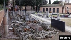 Una colección de materiales epigráficos y arquitectónicos del museo Forma Urbis se exhibe durante la inauguración del nuevo Celio Antiquarium, cerca del Coliseo en Roma, Italia, el 11 de enero de 2024.