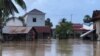 លំនៅដ្ឋាន​រងការ​លិចលង់​ដោយ​សារ​ទំនប់​អាង​ទឹក​ឈ្មោះ​ទំនប់​​ប្រទាក់​ក្រឡា​ ក្នុង​ឃុំ​កូនសត្វ​ ស្រុក​ទឹក​ឈូ​ ខេត្ត​កំពត​ បាន​បាក់​ ក្រោយ​ភ្លៀង​​ធ្លាក់​ជាប់ៗ​គ្នា​ប្រហែល​ពីរ​សប្តាហ៍​មក​នេះ។ (ហ៊ុល រស្មី/VOA)
