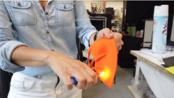 Las mascarillas que fabrican en el taller son completamente impermeables y resistibles al fuego, lo que asegura su eficacia contra el COVID-19.