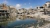 Kanalizaciona voda iz urušenih podzemnih cevi pokriva područje uništenih zgrada u Kan Junisu u južnom Pojasu Gaze 8. jula 2024. godine usred tekućeg sukoba na palestinskoj teritoriji između Izraela i Hamasa.