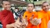 ព្រះសង្ឈ​បង្ហាញ​​ម្រាម​ដៃ​ដែល​ប្រឡាក់​ទឹកថ្នាំ​នៅ​ក្រោយ​ពេល​បោះឆ្នោត​រួច​នៅ​ក្នុង​ឆ្នាំ​២០០៨។