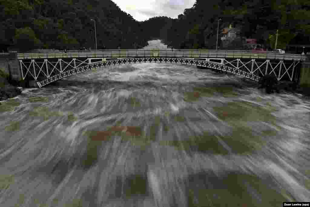 Air banjir mengalir di gorge Cataract di kota Launceston, Tasmania, Australia.
