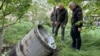 Fotografija regionalne uprave u Odesi na kojoj zvaničnici ispituju deo rakete posle ruskog vazdušnog napada 29. aprila 2024. (Foto: AP/Odesa Regional Administration)