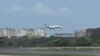 Un avión de la aerolínea Satena desde Bogotá, Colombia, se prepara para aterrizar en el Aeropuerto Internacional Simón Bolívar en La Guaira, Venezuela, el miércoles 9 de noviembre de 2022. 