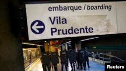 Policías con trajes antimotines montan guardia en la estación del metro Ana Rosa, en la ciudad de Sao Paulo.