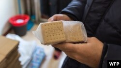 북한 주민이 유엔 세계식량계획(WFP)가 제공한 영양비스킷을 들고 있다.
