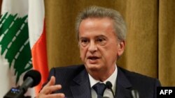 Gubernur Bank Sentral Lebanon Riad Salameh memberi isyarat saat berbicara di kantor pusat bank di Beirut, 11 November 2019. (Foto: AFP)